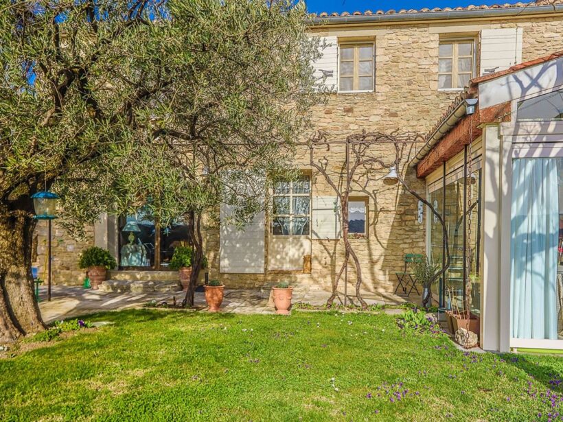 Une maison de village avec vue et jardin