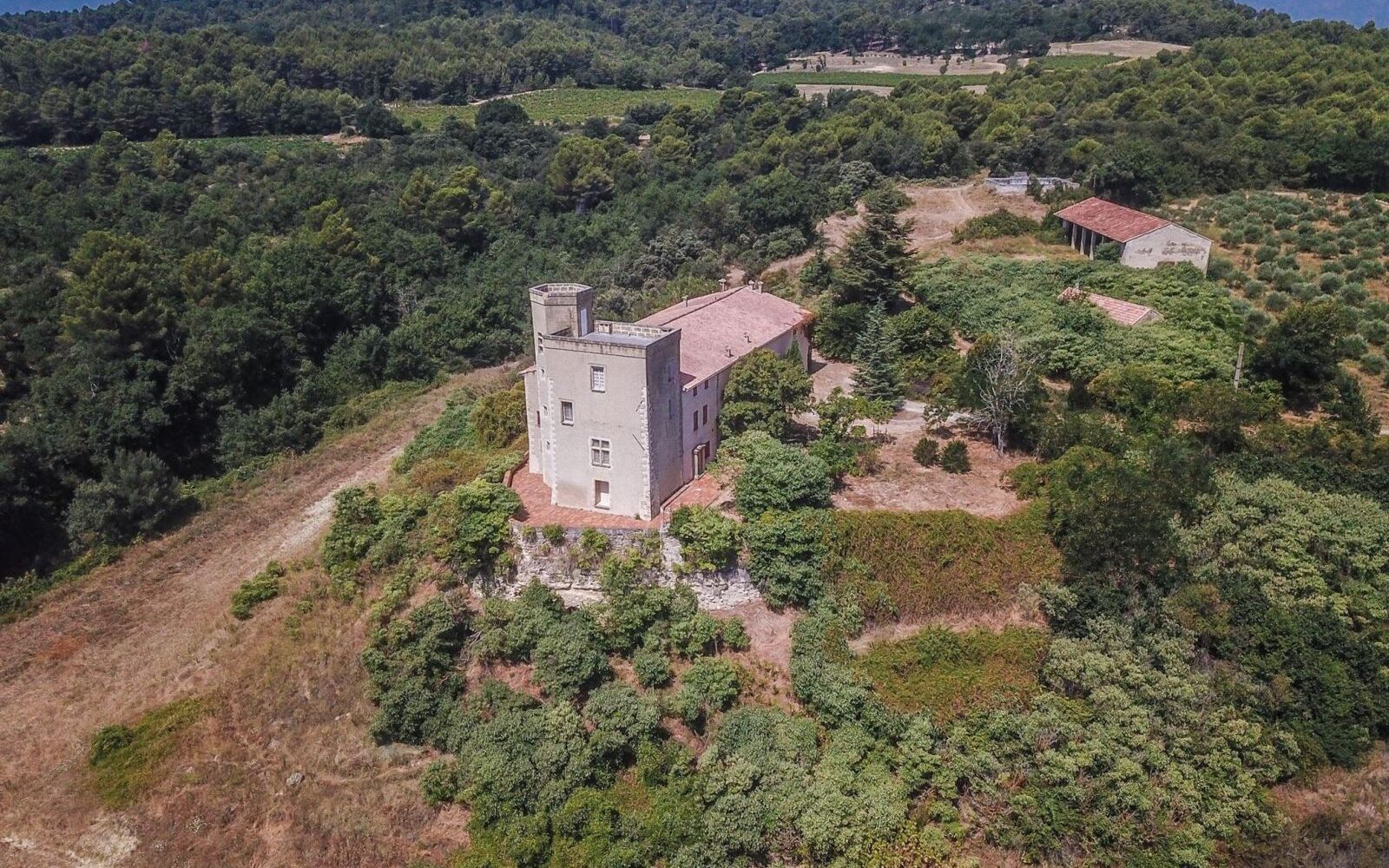 Une bâtisse à rénover dans le Luberon Sud