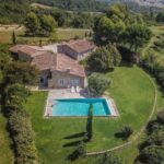 Vue dominante pour cette maison traditionnelle en pierre