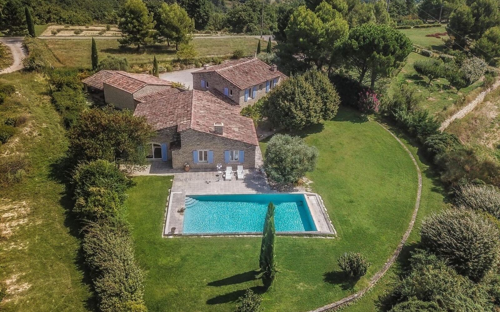 Vue dominante pour cette maison traditionnelle en pierre