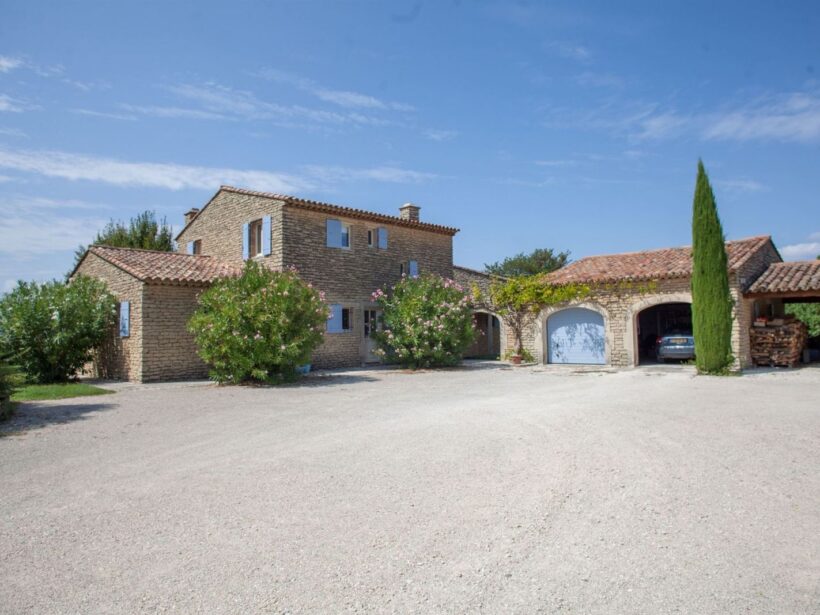 Vue dominante pour cette maison traditionnelle en pierre